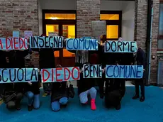 La protesta delle mamme per chiedere di salvare la scuola
