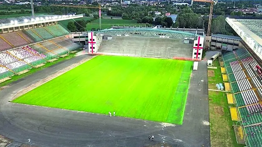 In alto lo stadio Euganeo che, nella candidatura di Venezia ai Giochi del 2020, avrebbe dovuto ospitare le partite di rugby a sette Foto Piran
