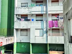 Le case popolari di via Del Bosco, abbandonate nel degrado tra cumuli di rifiuti e residenti irregolari che minacciano i vicini