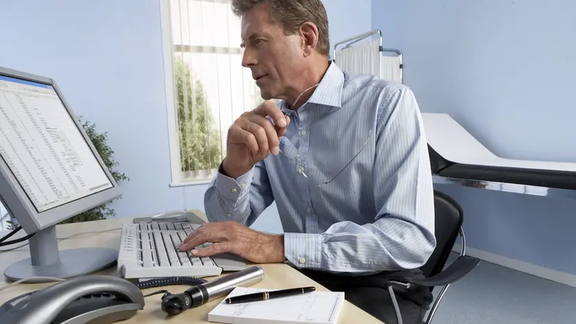 Un medico di famiglia nel suo ambulatorio