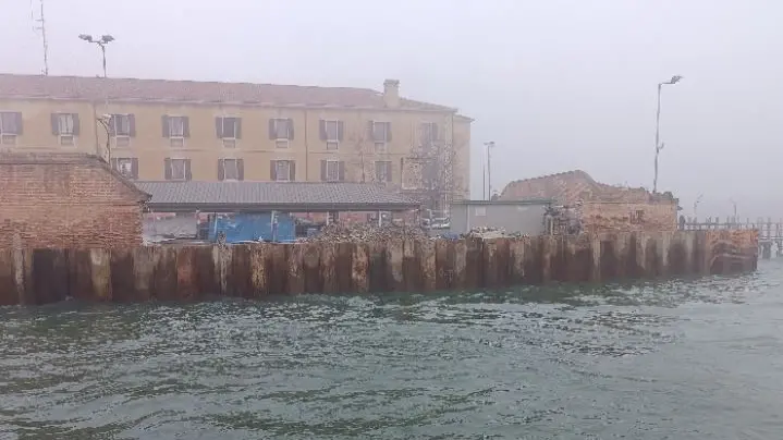 Il palancolato nel canale della Scomenzera nel tratto crollato