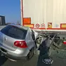 L'auto rimasta schiacciata sotto il camion