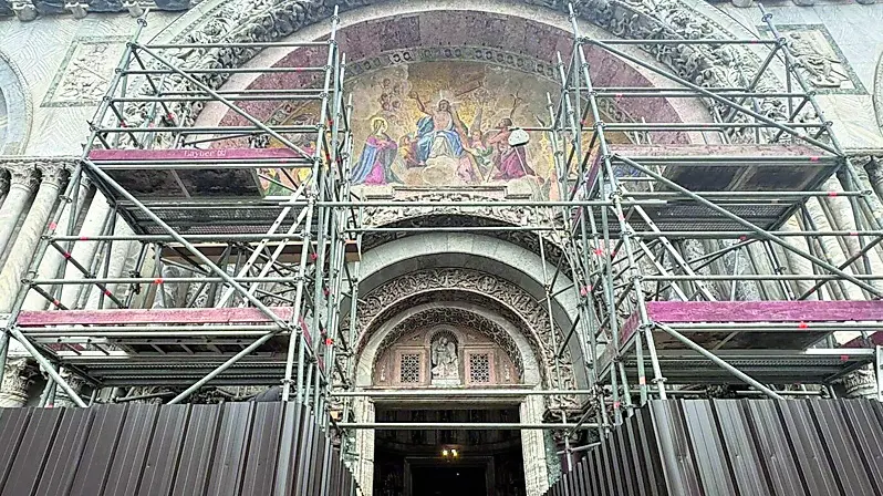 Le impalcature comparse ieri sulla facciata della Basilica di San Marco