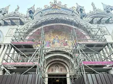 Le impalcature comparse ieri sulla facciata della Basilica di San Marco
