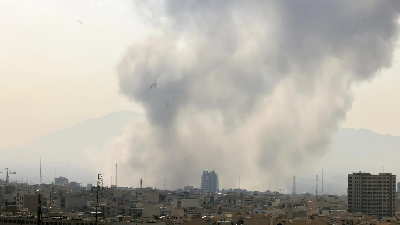 Le colonne di fumo durante i raid aerei sulla capitale iraniana Teheran