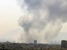 Le colonne di fumo durante i raid aerei sulla capitale iraniana Teheran
