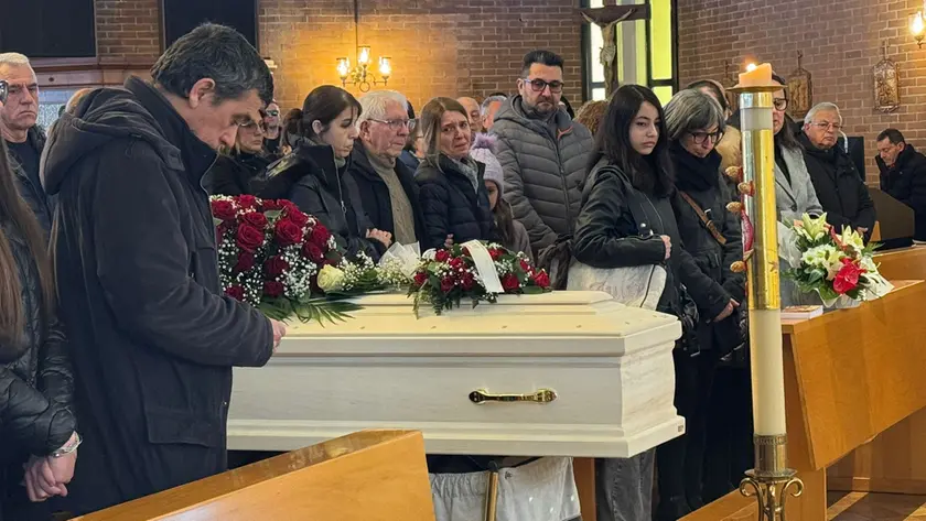 Un momento del funerale di Lindita Ajazi (foto Lorenzo Pòrcile)