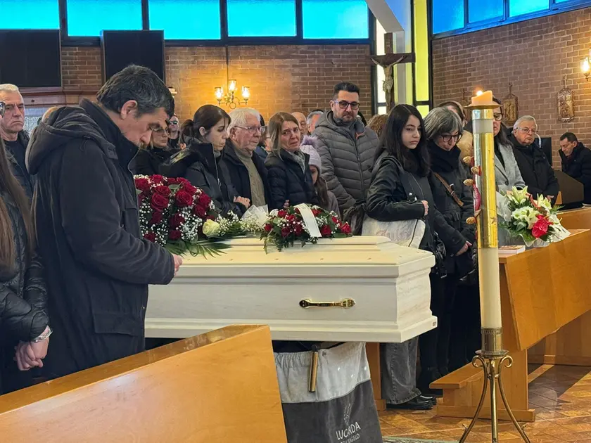 Un momento del funerale di Lindita Ajazi (foto Lorenzo Pòrcile)