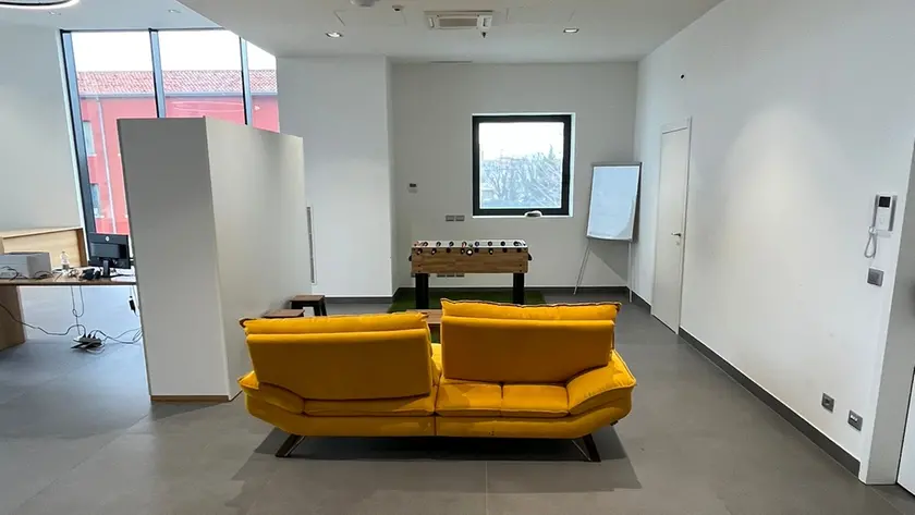 Uno spazio uffici con biliardino nella Hybrid tower di Mestre