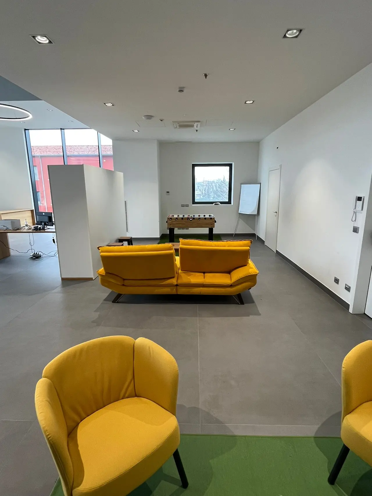 Uno spazio uffici con biliardino nella Hybrid tower di Mestre