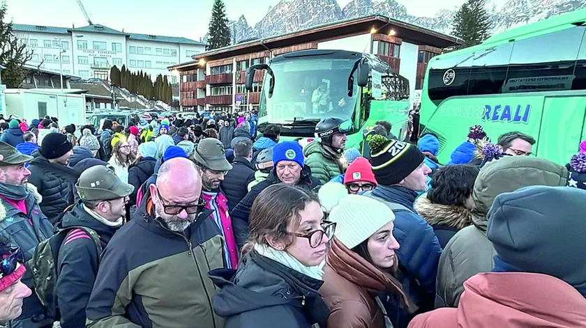 La fila per prendere un bus parte della logistica olimpica