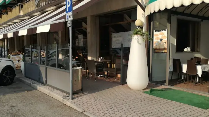 L’esterno del bar Zanon, sulla Triestina Bassa, dov’è avvenuta la lite