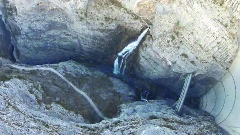 La srl è stata messa in liquidazione poi improvvisamente riattivata a dicembre. L’asse unisce Treviso, Belluno e Monaco di Baviera e riporta alla fallita En&En