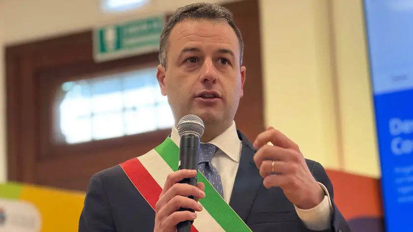 Simone Venturini ad un evento con la fascia da sindaco. Ufficializzata al sua candidatura per il centrodestra
