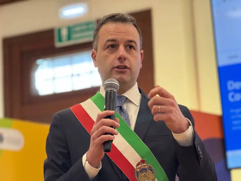 Simone Venturini ad un evento con la fascia da sindaco. Ufficializzata al sua candidatura per il centrodestra