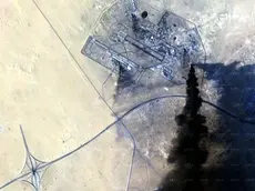 L’immagine satellitare di una colonna di fumo nero che si alzava lunedì 2 marzo dalla base di Ali Al Salem in Kuwait
