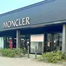 La vetrata infranta allo store Moncler di Trebaseleghe