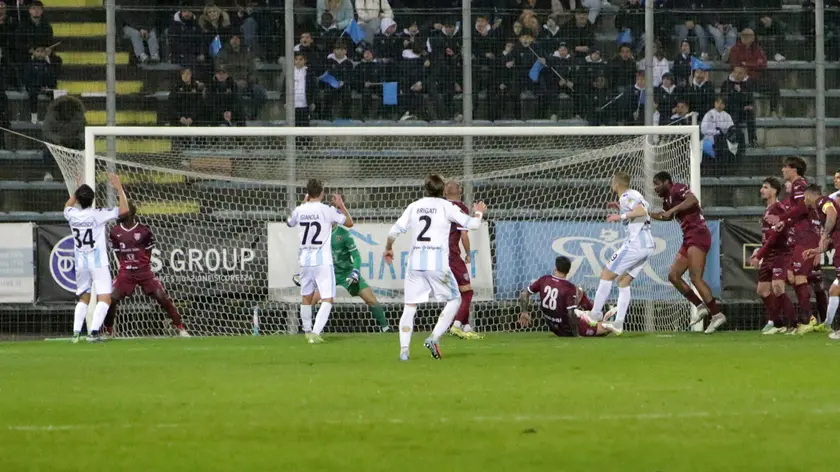 Il gol di testa di Yves Gnegnene Gnago: è il 2-1 (foto Mattiuzzo)