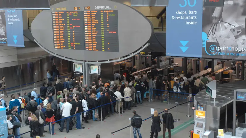 Il tabellone dell’aeroporto Marco Polo di Venezia