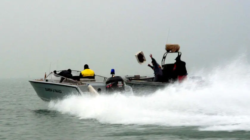 Uno speronamento della guardia di Finanza in una foto d'archivio