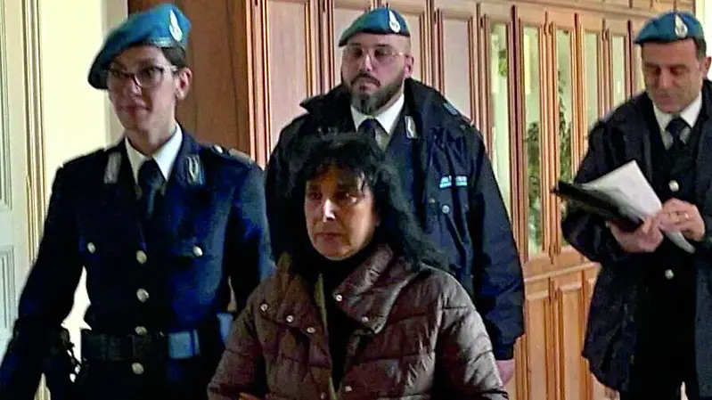 Monica Busetto accompagnata in tribunale dagli agenti penitenziari