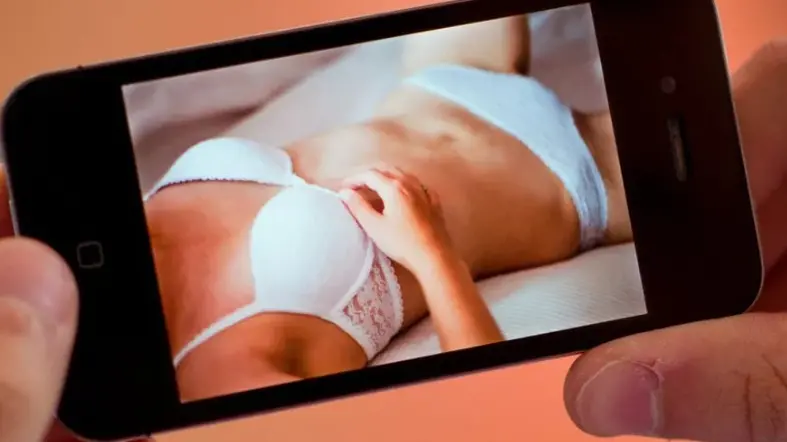 Un video sexy. Le immagini di un rapporto con una minorenne sono in rete dopo 12 anni dalla denuncia