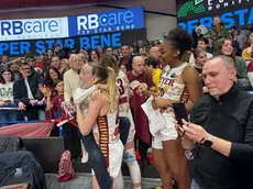 L'Umana festeggia la vittoria storica su Schio (ph Pòrcile)