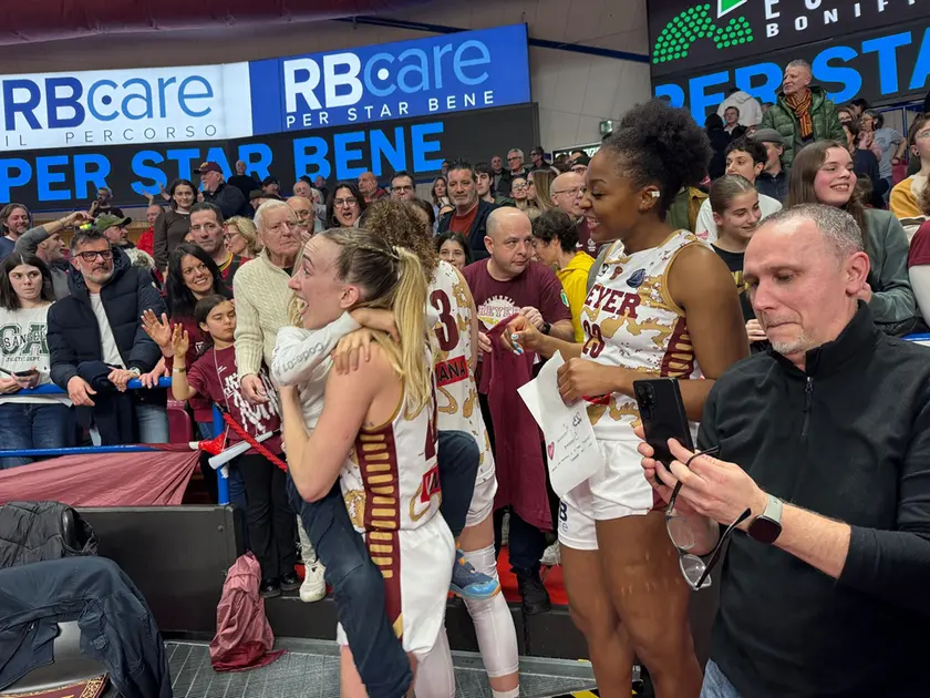 L'Umana festeggia la vittoria storica su Schio (ph Pòrcile)