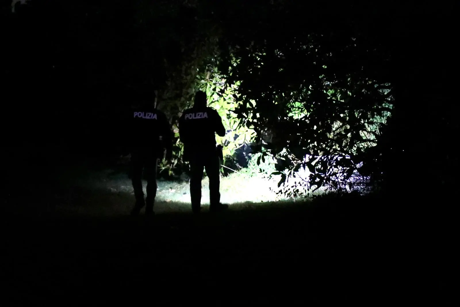 "Mario Ruoso è stato ucciso con un corpo contundente alla testa". Lo ha detto il Procuratore di Pordenone, Pietro Montrone, uscendo dall'abitazione del patron di TelePordenone, al termine del sopralluogo con la polizia scientifica. La vittima sarebbe stata presa a sprangate e la morte risalirebbe al pomeriggio del 4 marzo. Sull'esito delle indagini c'è il massimo riserbo: l'unica cosa filtrata da ambienti investigativi è che "c'è stata una mattanza". L'assassino avrebbe infierito ripetutamente sul corpo dell'anziano imprenditore. Ecco le immagini della polizia alla ricerca della possibile arma sul luogo del delitto (Foto Ambrosio/Petrussi)