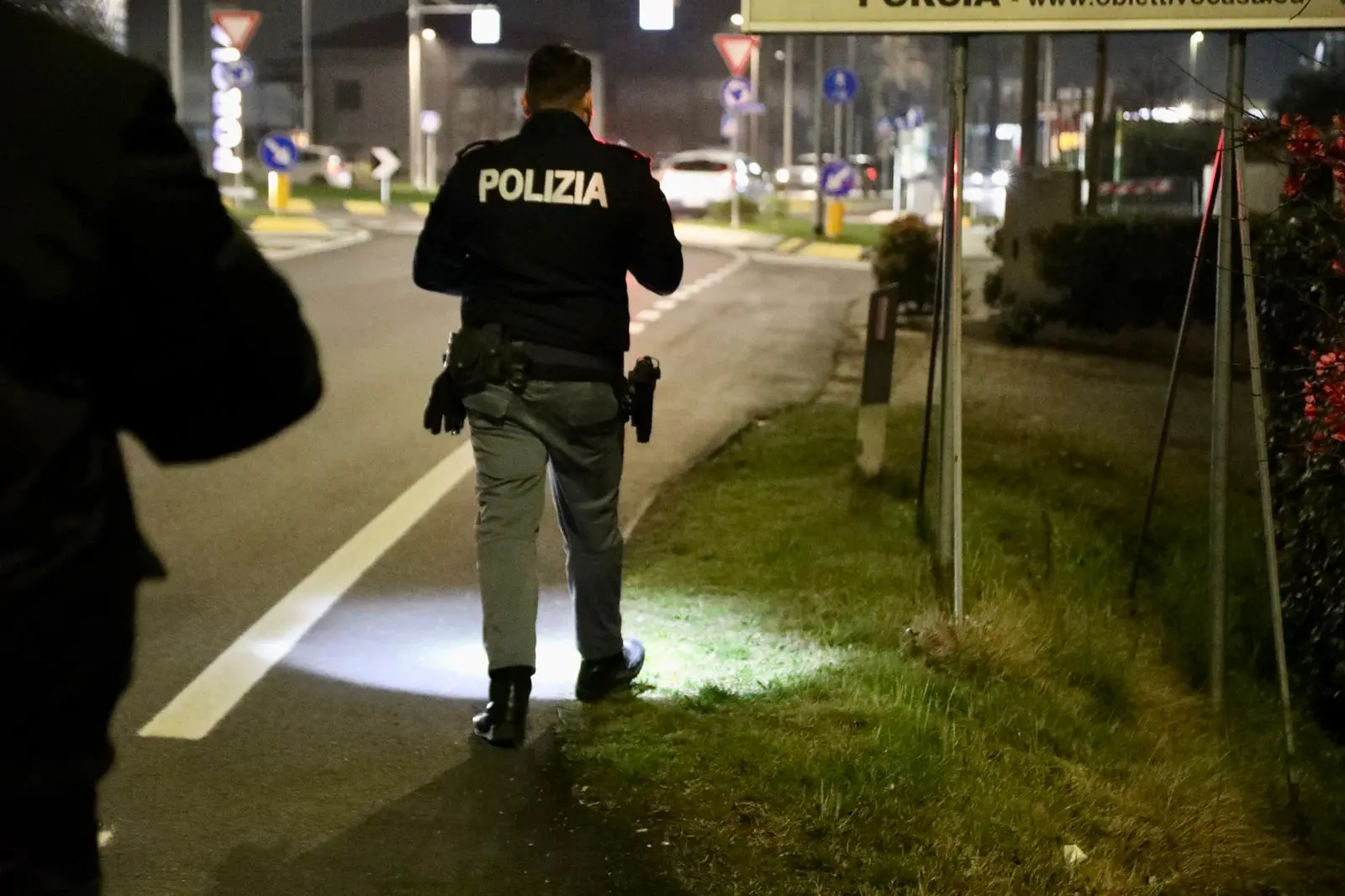 "Mario Ruoso è stato ucciso con un corpo contundente alla testa". Lo ha detto il Procuratore di Pordenone, Pietro Montrone, uscendo dall'abitazione del patron di TelePordenone, al termine del sopralluogo con la polizia scientifica. La vittima sarebbe stata presa a sprangate e la morte risalirebbe al pomeriggio del 4 marzo. Sull'esito delle indagini c'è il massimo riserbo: l'unica cosa filtrata da ambienti investigativi è che "c'è stata una mattanza". L'assassino avrebbe infierito ripetutamente sul corpo dell'anziano imprenditore. Ecco le immagini della polizia alla ricerca della possibile arma sul luogo del delitto (Foto Ambrosio/Petrussi)