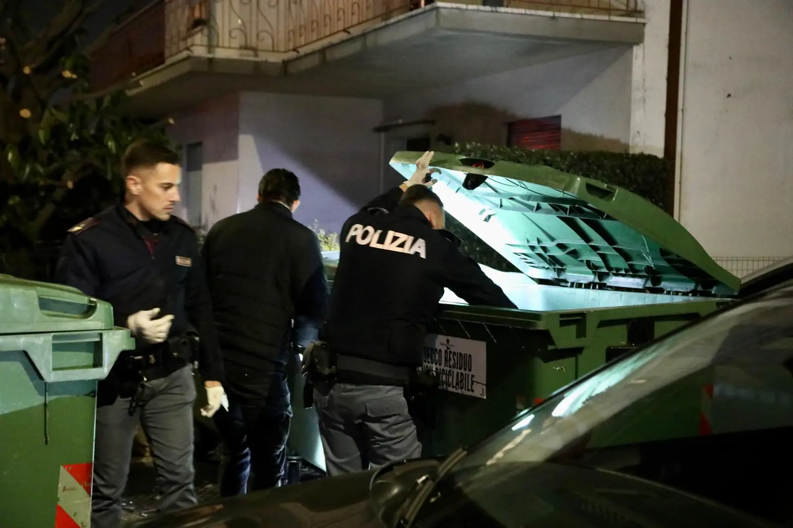 "Mario Ruoso è stato ucciso con un corpo contundente alla testa". Lo ha detto il Procuratore di Pordenone, Pietro Montrone, uscendo dall'abitazione del patron di TelePordenone, al termine del sopralluogo con la polizia scientifica. La vittima sarebbe stata presa a sprangate e la morte risalirebbe al pomeriggio del 4 marzo. Sull'esito delle indagini c'è il massimo riserbo: l'unica cosa filtrata da ambienti investigativi è che "c'è stata una mattanza". L'assassino avrebbe infierito ripetutamente sul corpo dell'anziano imprenditore. Ecco le immagini della polizia alla ricerca della possibile arma sul luogo del delitto (Foto Ambrosio/Petrussi)