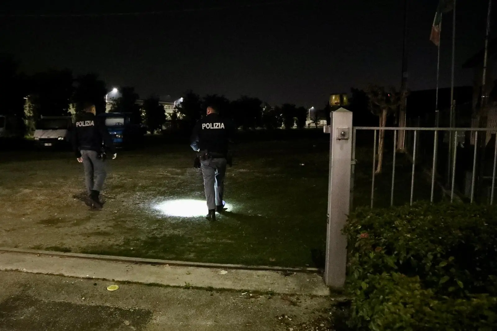 "Mario Ruoso è stato ucciso con un corpo contundente alla testa". Lo ha detto il Procuratore di Pordenone, Pietro Montrone, uscendo dall'abitazione del patron di TelePordenone, al termine del sopralluogo con la polizia scientifica. La vittima sarebbe stata presa a sprangate e la morte risalirebbe al pomeriggio del 4 marzo. Sull'esito delle indagini c'è il massimo riserbo: l'unica cosa filtrata da ambienti investigativi è che "c'è stata una mattanza". L'assassino avrebbe infierito ripetutamente sul corpo dell'anziano imprenditore. Ecco le immagini della polizia alla ricerca della possibile arma sul luogo del delitto (Foto Ambrosio/Petrussi)