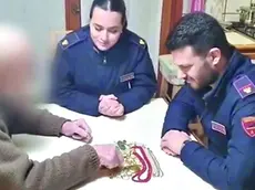 Gli agenti della polizia con la vittima della truffa nel momento della restituzione del bottino