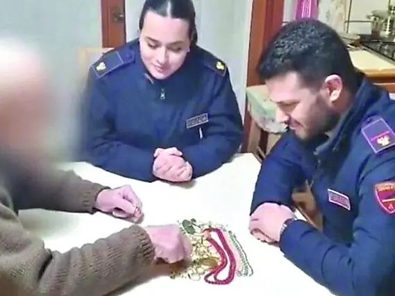 Gli agenti della polizia con la vittima della truffa nel momento della restituzione del bottino