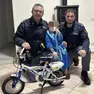Il bimbo con gli agenti che hanno recuperato la bicicletta