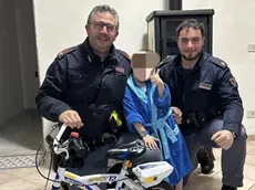 Il bimbo con gli agenti che hanno recuperato la bicicletta