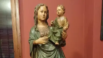 La statua della Madonna con Bambino che è stata recuperata dai carabinieri