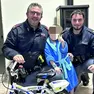 I due agenti di P olizia con il bimbo e la bicicletta ritrovata
