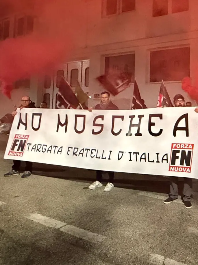 La protesta fuori dalla moschea (foto Pòrcile)