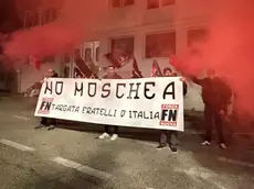 La protesta fuori dalla moschea (foto Pòrcile)
