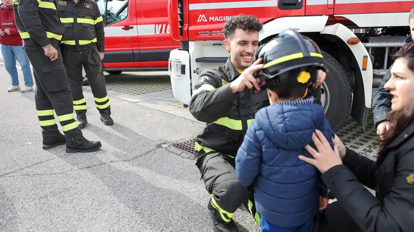 Vigili del fuoco durante una giornata di sensibilizzazione
