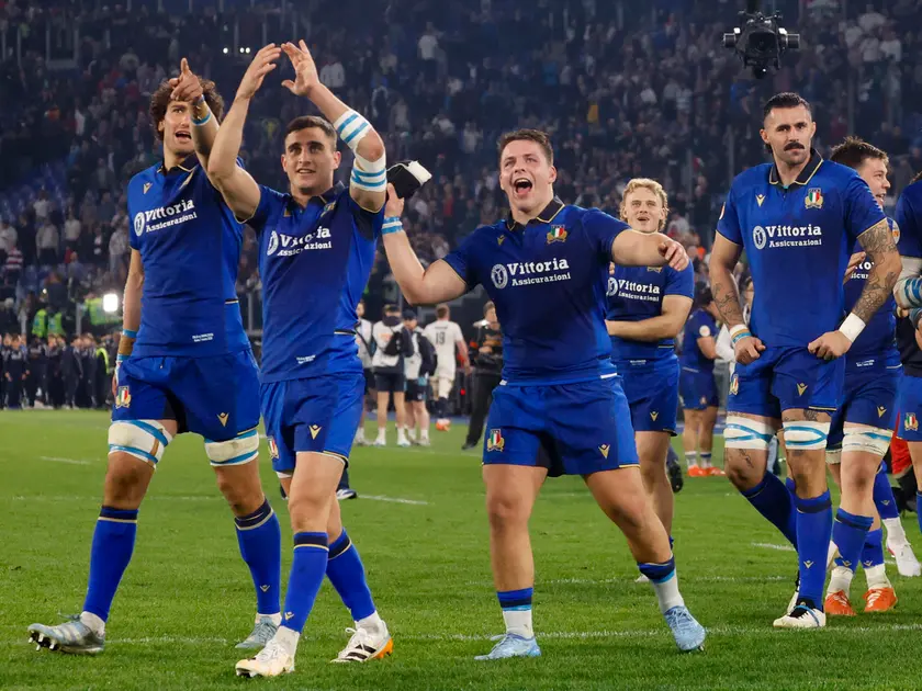 L’Italia festeggia la vittoria contro l’Inghilterra nel Sei Nazioni di rugby