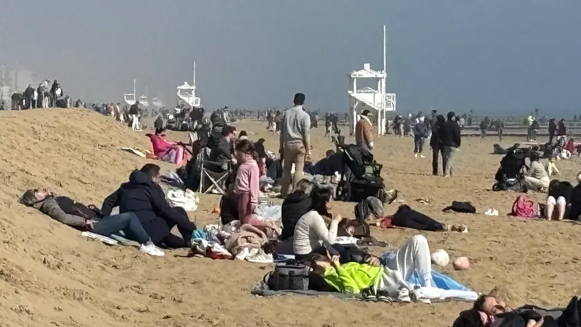 Primi asciugamani sulla spiaggia di Jesolo (foto Bortoluzzi)