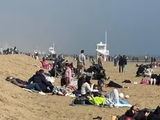 Primi asciugamani sulla spiaggia di Jesolo (foto Bortoluzzi)