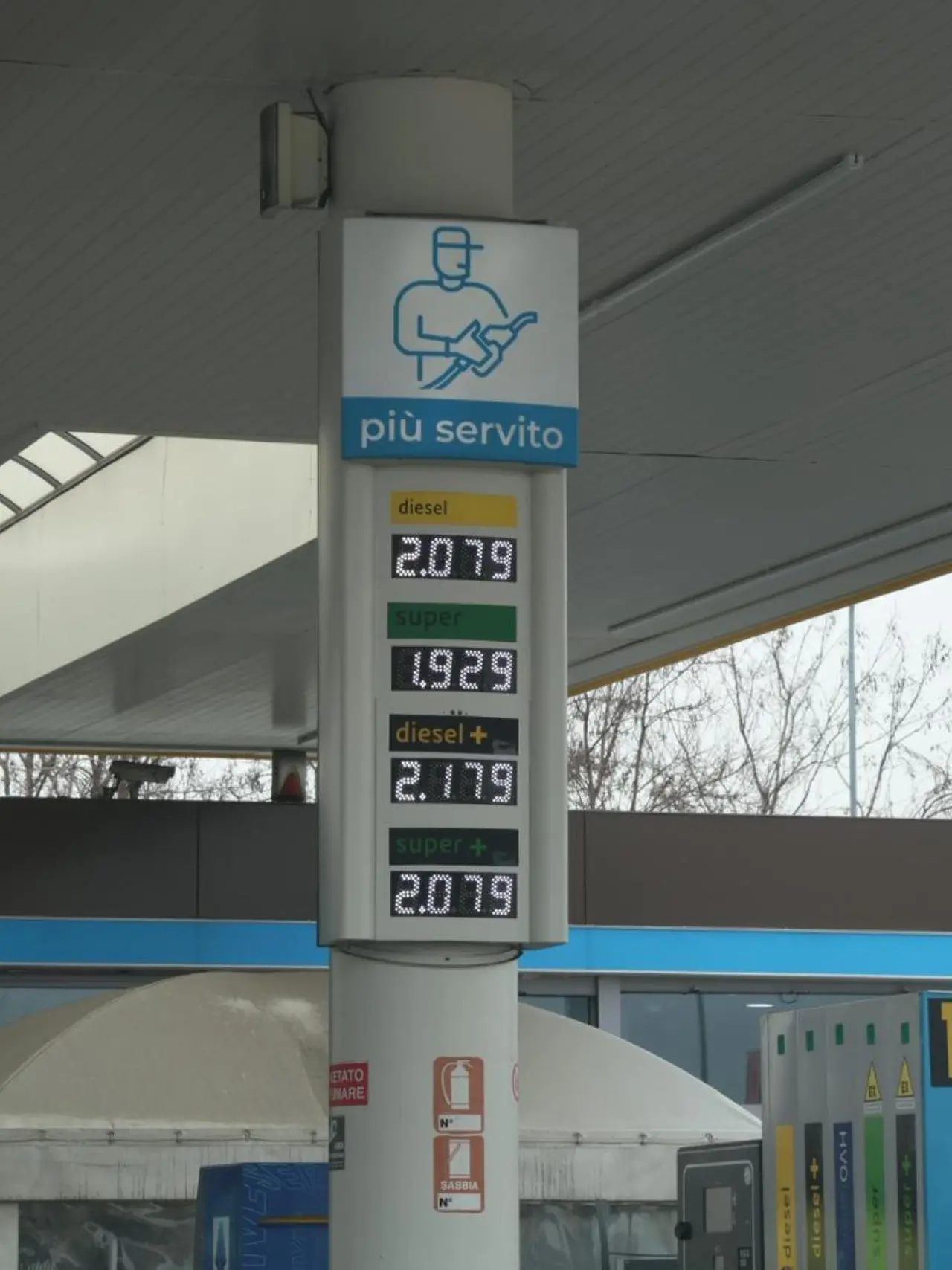 I prezzi a un distributore di carburante: si sente già l'effetto guerra in Medio Oriente