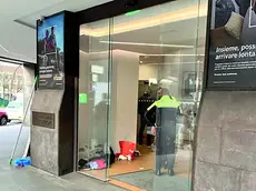 Gli agenti della polizia locale danno la sveglia al senzatetto