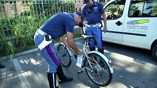 Controlli della polizia su una bicicletta elettrica