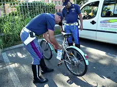 Controlli della polizia su una bicicletta elettrica
