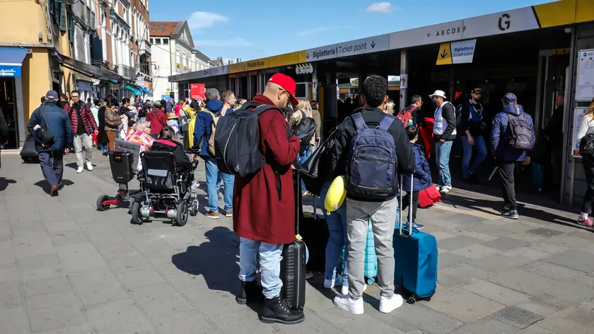 Turisti all'imbarcadero del vaporetto Actv