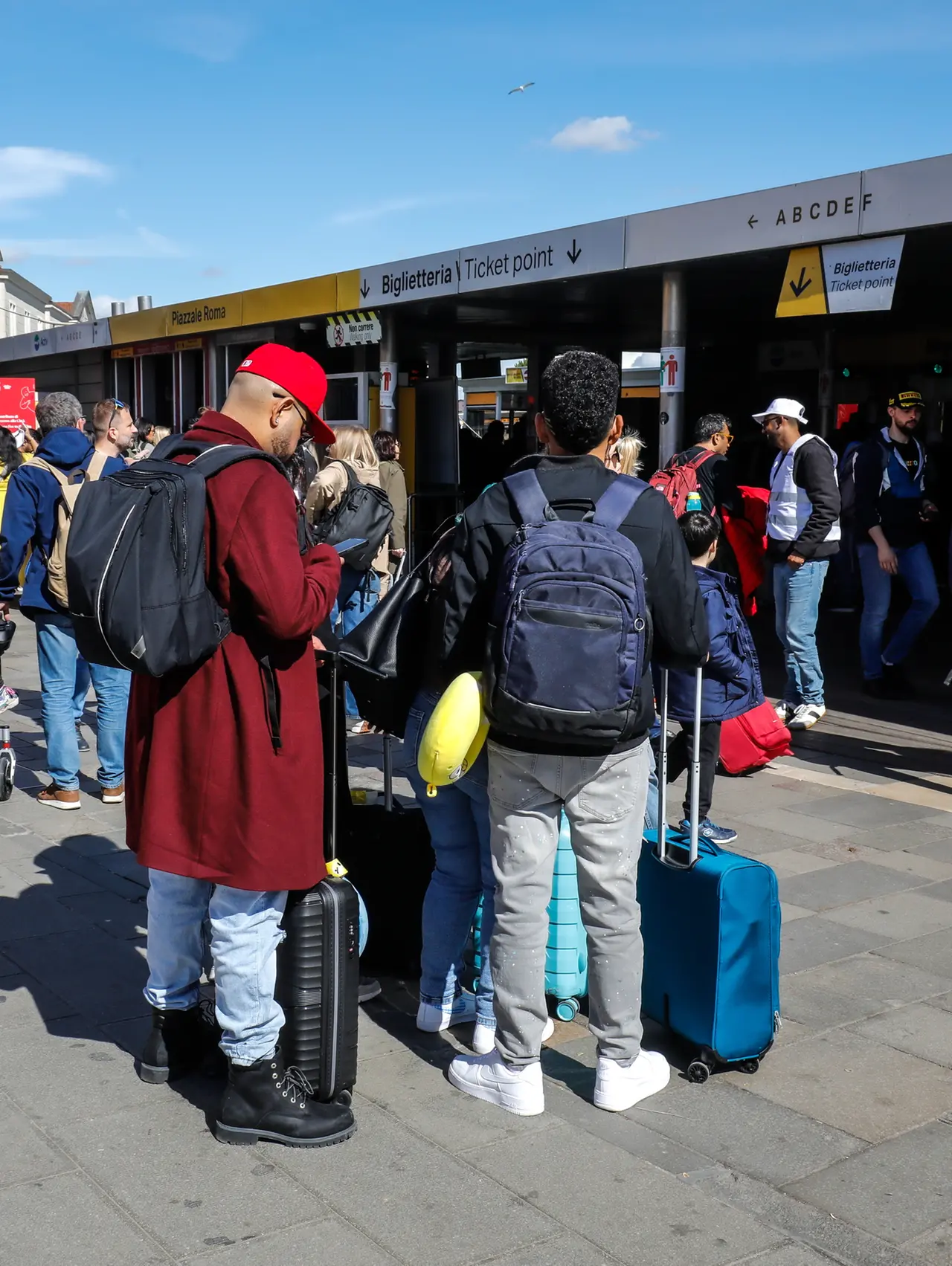 Turisti all'imbarcadero del vaporetto Actv